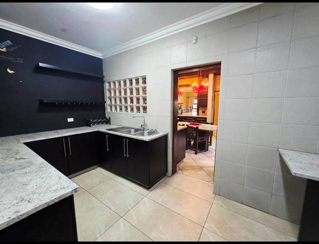 8 BEDROOM HOUSE FOR SALE IN GLEN MARAIS